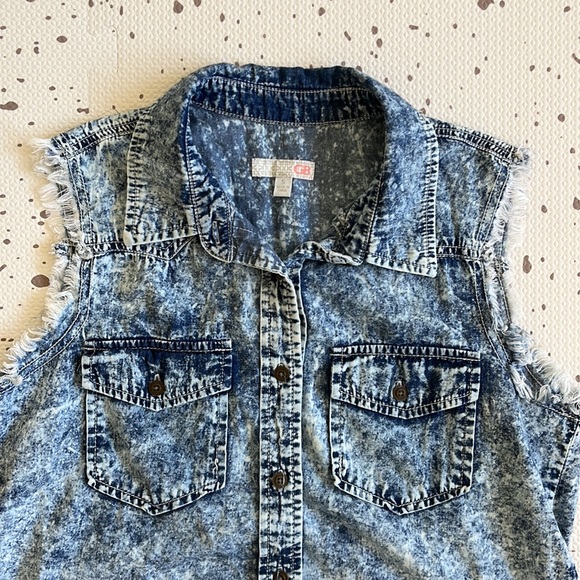 💘GIANNI BINI - CUTOFF FAUX BLUE JEAN ACID WASH SLEEVELESS SHIRT - Picture 2 of 5